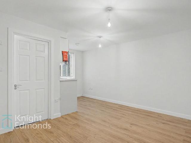 Queen Anne Road, Coronet House, ME14 Studio to rent £750 pcm £173 pw