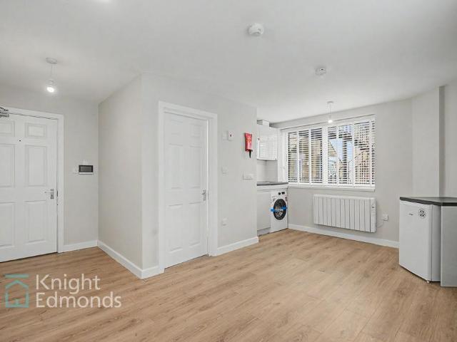 Queen Anne Road, Coronet House, ME14 Studio to rent £750 pcm £173 pw