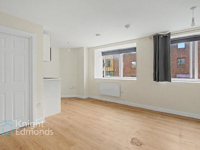 Queen Anne Road, Coronet House, ME14 Studio to rent £750 pcm £173 pw
