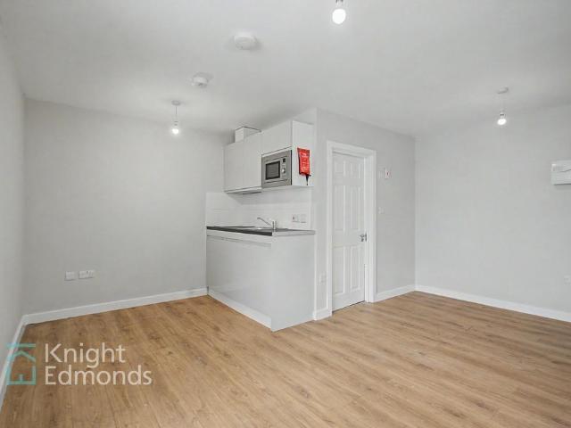 Queen Anne Road, Coronet House, ME14 Studio to rent £750 pcm £173 pw
