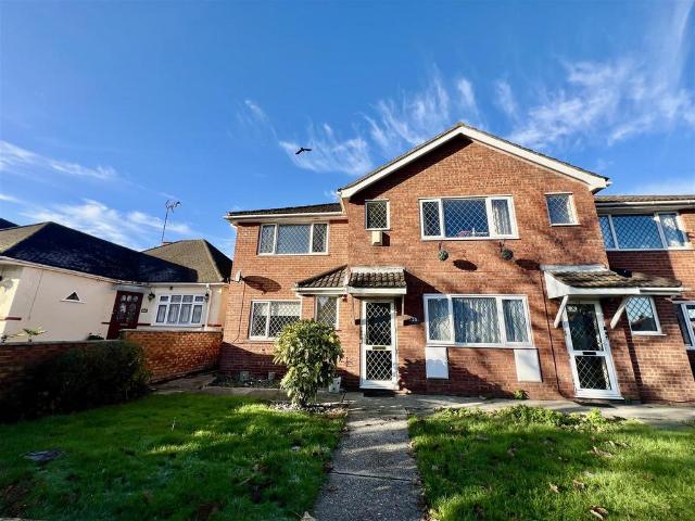 Queen Annes Drive, Westcliff On Sea 2 bed flat to rent £1,150 pcm £265 pw