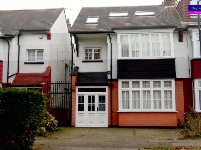 Queen Annes Gardens, Enfield EN1 1 bed in a house share to rent £750 pcm £173 pw