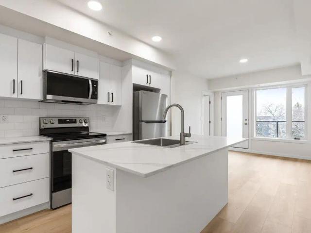 Queen Mary Park Edmonton 2 Bed 2 Bath + Den with A/C NOW FOR RENT! — 2 Bedrooms Condo Unit