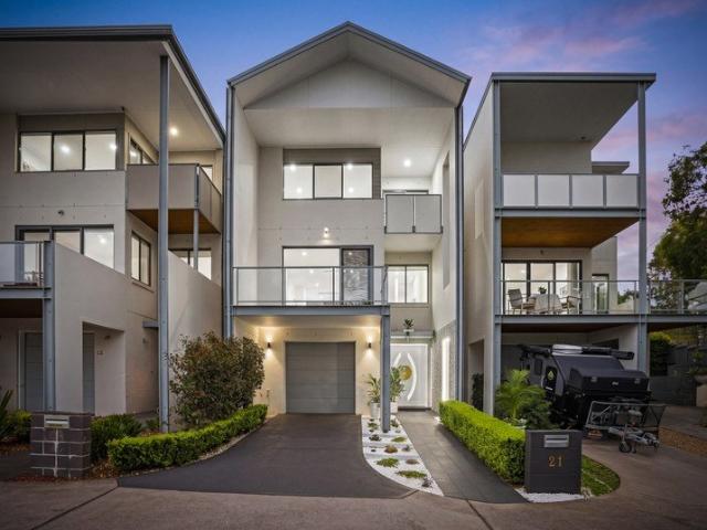 QUEEN OF THE HILL | PANORAMIC VIEWS & MODERN LUXURY