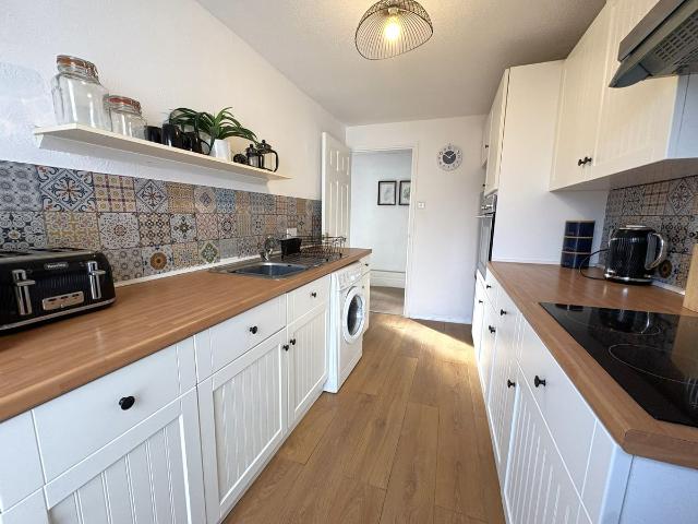 Queen Square, Cullompton EX15, 2 bed flat to rent, £1,300 pcm | PrimeLocation