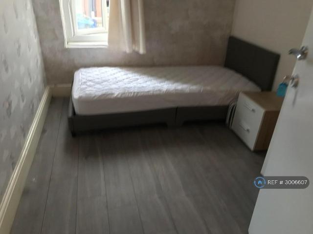 Queen Square, Ashton Under Lyne, OL6 1 bed in a house share to rent £450 pcm £104 pw