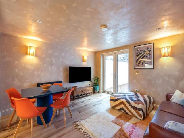 Queen Square, Brighton 2 bed apartment to rent £1,995 pcm £460 pw