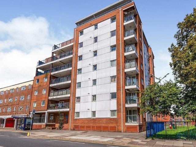 Queen Street, Hampshire PO1 2 bed apartment to rent £1,475 pcm £340 pw