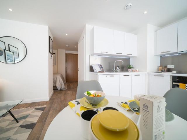 Queen Street, Maidenhead, Berkshire Studio to rent £1,450 pcm £335 pw