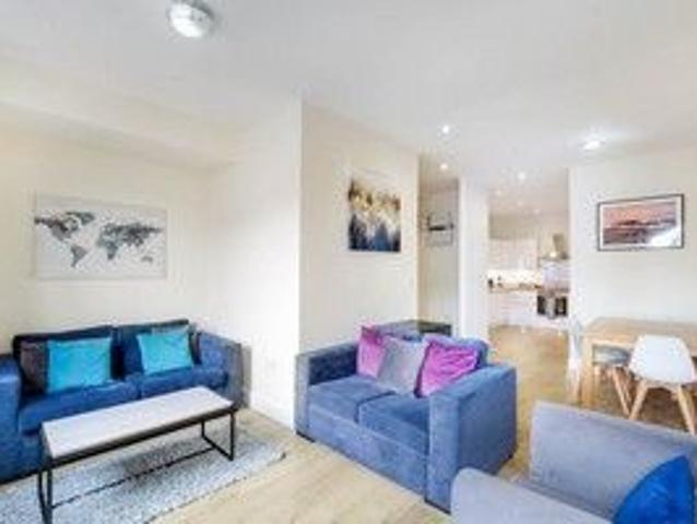 Queen Street, Maidenhead SL6, 2 bed flat to rent, £3,500 pcm | PrimeLocation