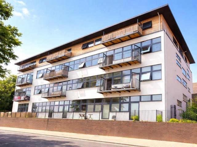 Queen Street, Northamptonshire NN8 2 bed flat to rent £925 pcm £213 pw