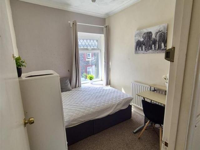 Queen Street, Pontypridd CF37 4 bed terraced house to rent £1,400 pcm £323 pw