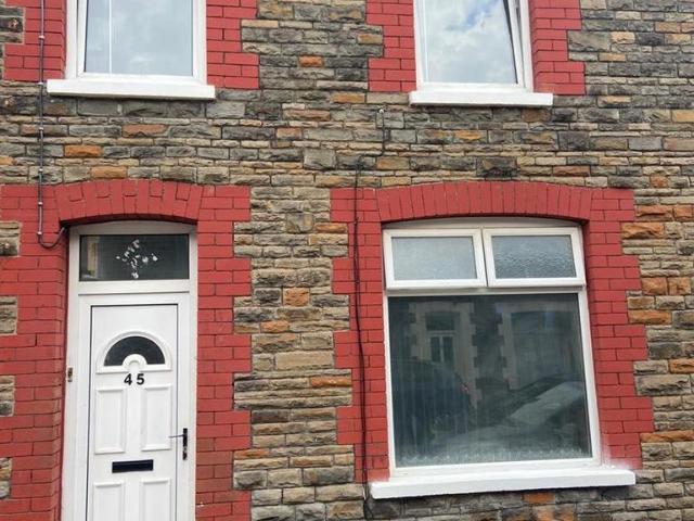 Queen Street, Pontypridd CF37 4 bed terraced house to rent £1,500 pcm £346 pw