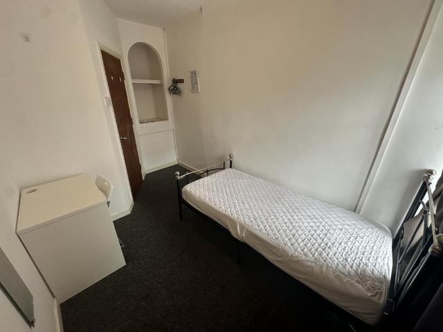 Queen Street, Pontypridd JDP CF37 1 bed house to rent £395 pcm £91 pw