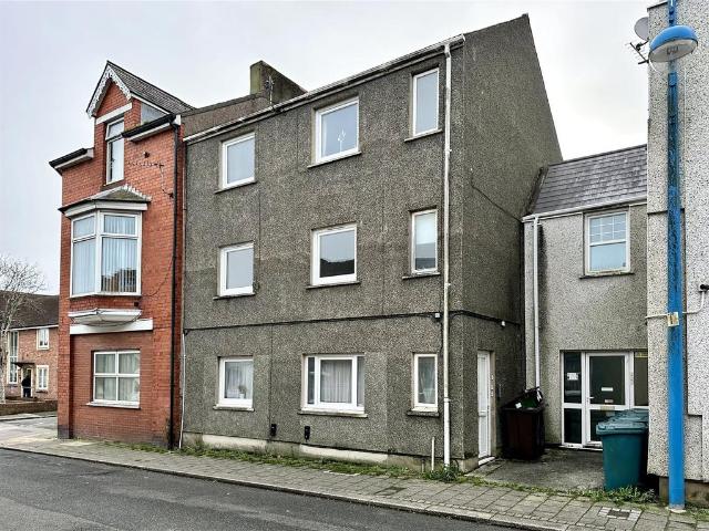 Queen Street, Pembroke Dock. 2 bed flat to rent £525 pcm £121 pw