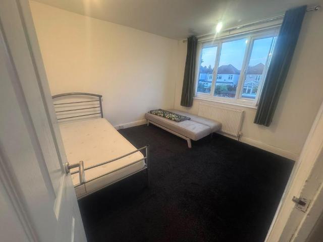 Queenborough Gardens, Ilford IG2 1 bed house of multiple occupation to rent £760 pcm £175 pw