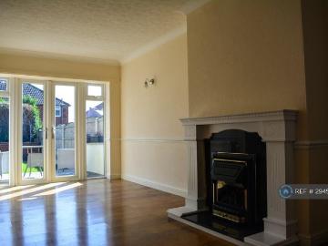 Queensthorpe Close, Leeds, LS13 3 bed semi detached house to rent £1,280 pcm £295 pw