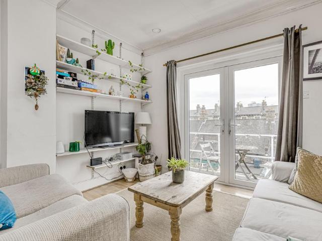 Queenstown Road, London, SW8 2 bed flat to rent £2,500 pcm £577 pw