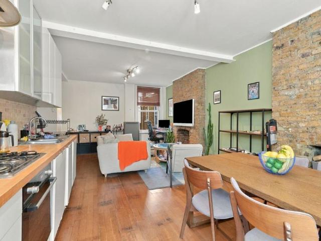 Queenstown Road, London, SW8 2 bed flat to rent £2,600 pcm £600 pw
