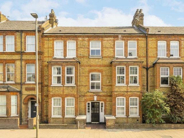 Queenstown Road, London SW8 2 bed flat to rent £2,600 pcm £600 pw