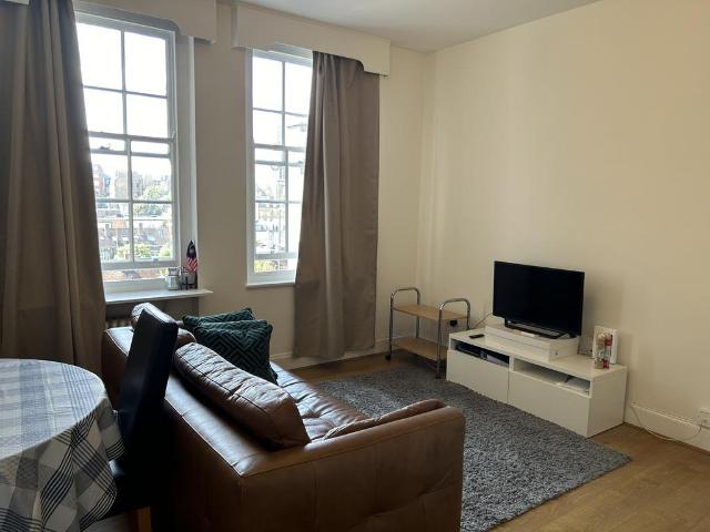 Queensway, Bayswater, Hyde Park. 2 bed apartment to rent £3,207 pcm £740 pw