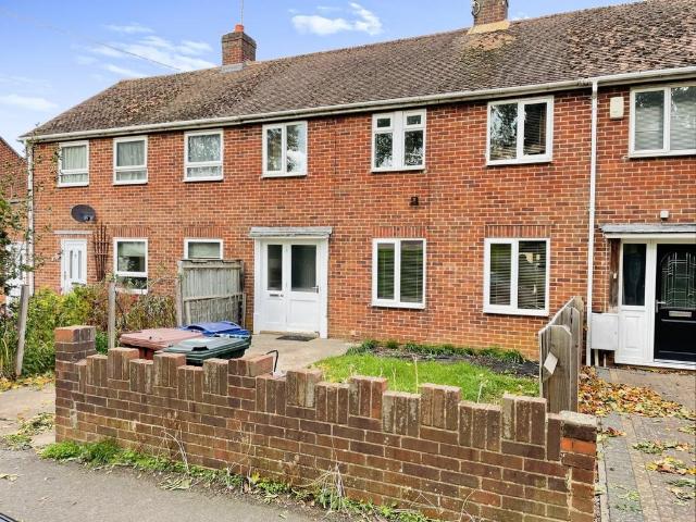 Queensway, Banbury OX16 3 bed terraced house to rent £1,475 pcm £340 pw