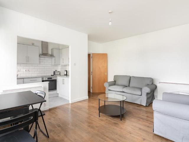 Queensway, London W2 1 bed apartment to rent £2,752 pcm £635 pw