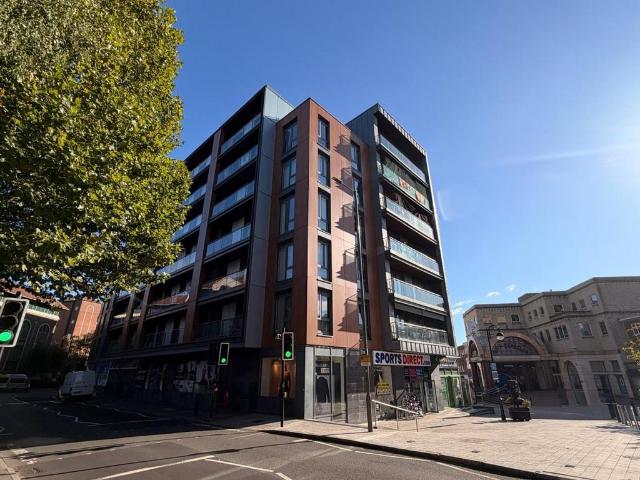 Queensway, Redhill 2 bed apartment to rent £1,650 pcm £381 pw