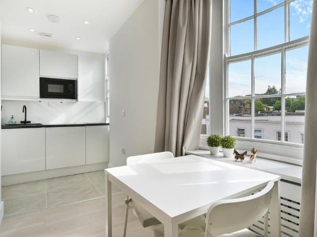 Queensway, W2 Studio to rent £3,250 pcm £750 pw