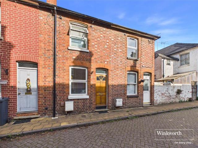 Queen's Cottages, Reading, Berkshire. 2 bed terraced house to rent £1,500 pcm £346 pw