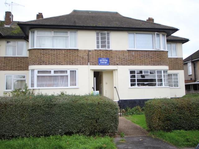 Queens Court, Kenton, HA3 8RN 2 bed flat to rent £1,650 pcm £381 pw