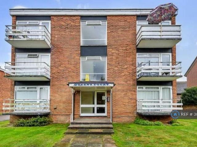 Queens Court, Newbury, RG14 Studio to rent £825 pcm £190 pw