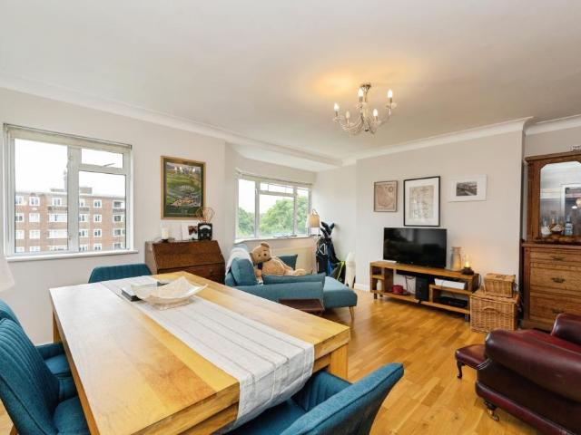 Queens Court, Richmond Hill, TW10 2 bed apartment to rent £2,500 pcm £577 pw