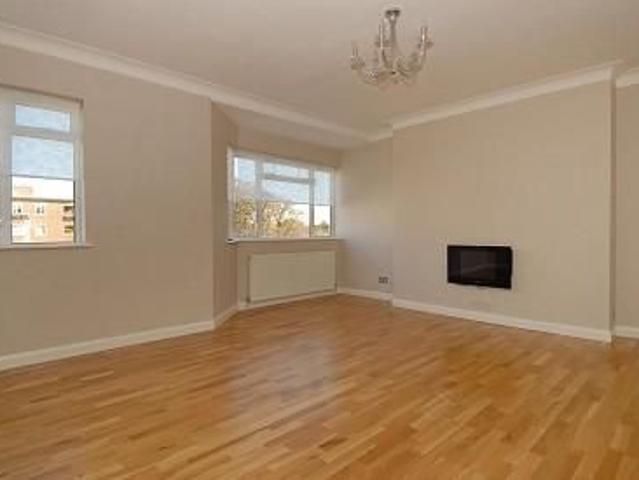 Queens Court, Richmond Hill TW10, 2 bed flat to rent, £2,500 pcm | PrimeLocation