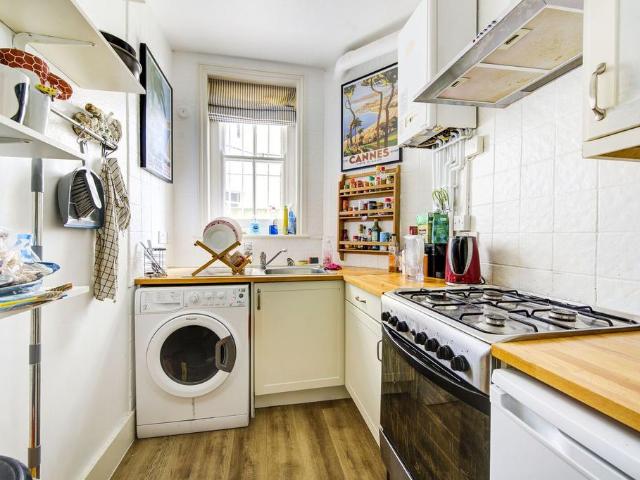 Queens Club Gardens, Barons Court. 2 bed flat to rent £2,709 pcm £625 pw