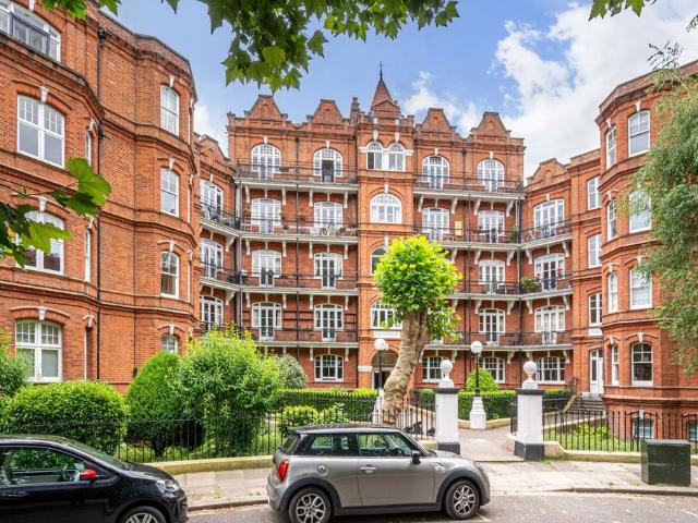 Queen's Club Gardens, London W14 3 bed flat to rent £4,000 pcm £923 pw