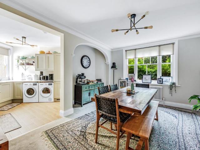 Queen's Club Gardens, London, W14 3 bed flat to rent £4,000 pcm £923 pw