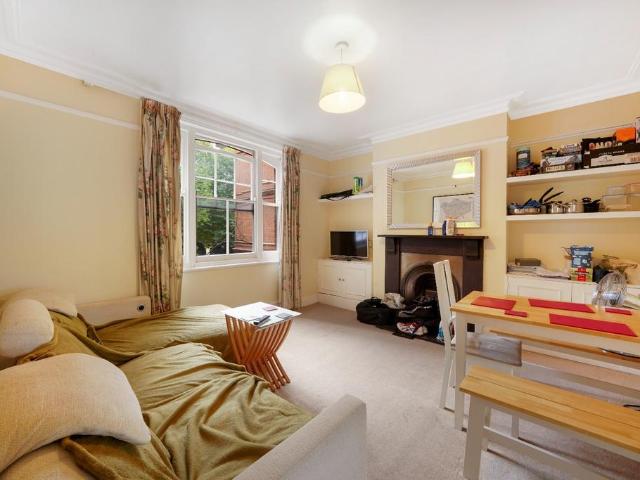 Queens Club Gardens, W14 2 bed apartment to rent £2,750 pcm £635 pw