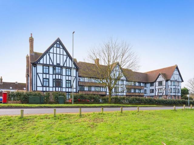 Queens Close, Lammas Lane, Esher. 2 bed flat to rent £2,100 pcm £485 pw