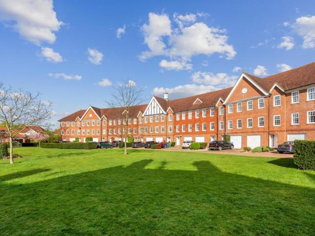 Queens Acre Windsor SL4 4 bed townhouse to rent £4,800 pcm £1,108 pw