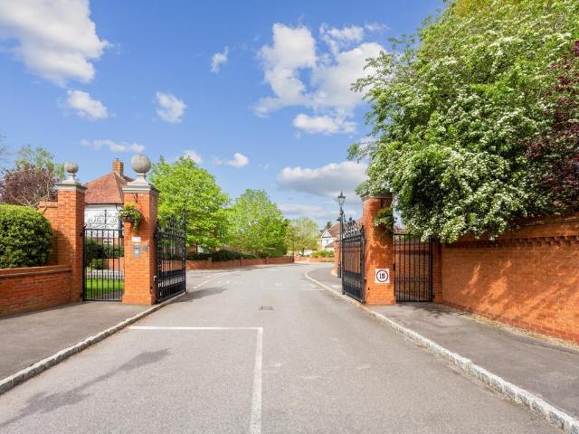 Queens Acre Windsor SL4 4 bed townhouse to rent £3,400 pcm £785 pw