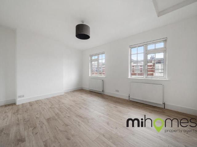 Queens Avenue, London 2 bed flat to rent £1,800 pcm £415 pw