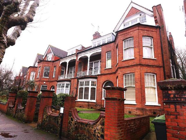 Queens Avenue, London 2 bed flat to rent £1,900 pcm £438 pw
