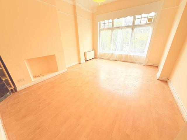 Queens Avenue, London N10 1 bed flat to rent £1,820 pcm £420 pw