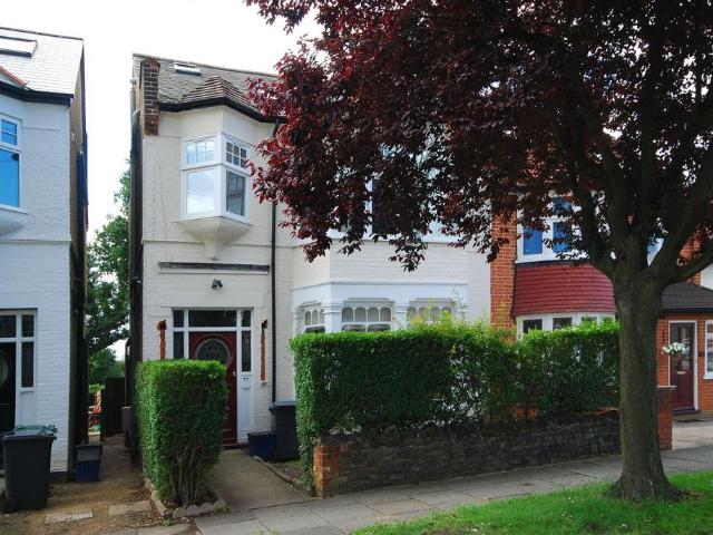 Queens Avenue, Whetstone, London, N20 4 bed house to rent £3,700 pcm £854 pw