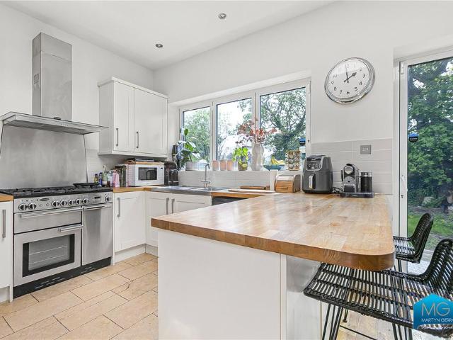 Queens Avenue, Whetstone, London, N20 4 bed semi detached house to rent £3,700 pcm £854 pw