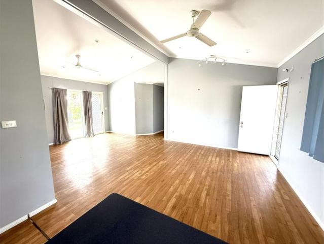 Queens Beach Charming home with inground pool