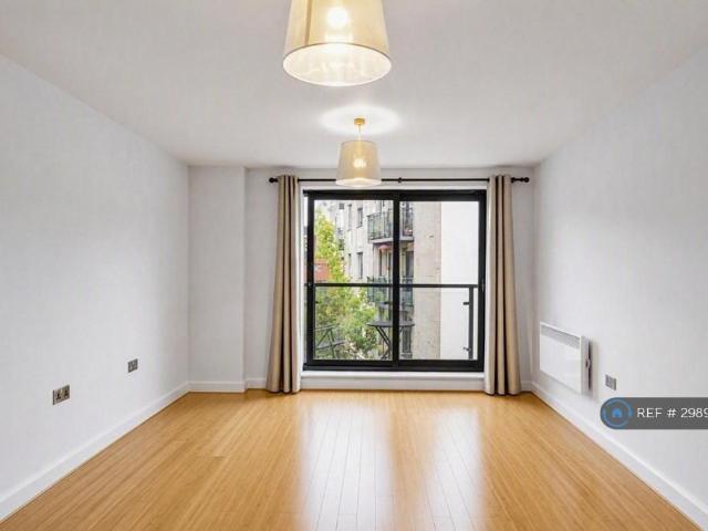 Queens Gate, Watford, WD17 2 bed flat to rent £1,850 pcm £427 pw