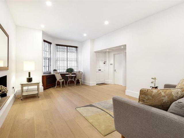 Queen's Gate Gardens, London, SW7 2 bed apartment to rent £3,575 pcm £825 pw