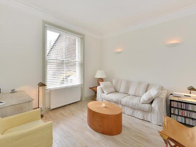 Queen's Gate Gardens, South. 1 bed flat to rent £2,800 pcm £646 pw